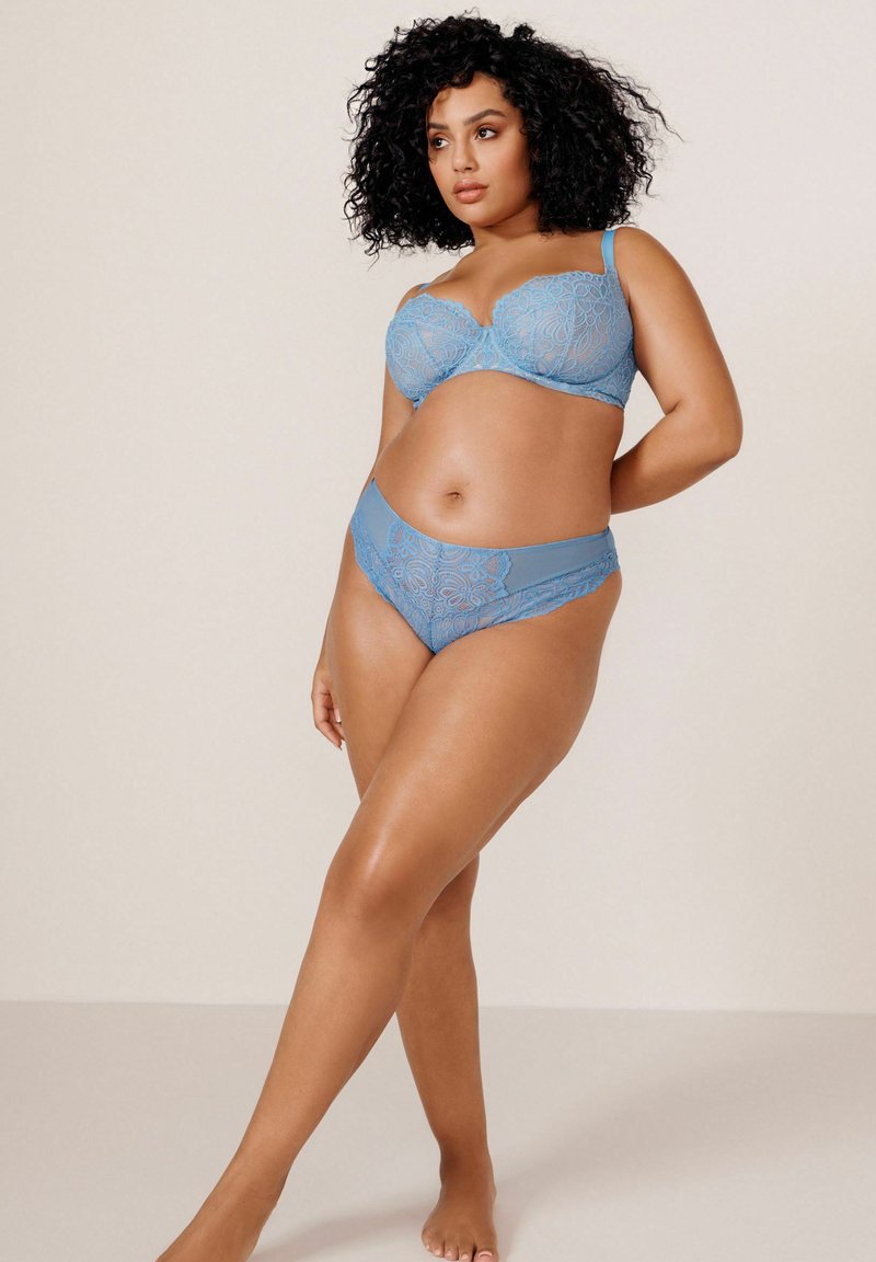 Set di reggiseno e slip coordinato in pizzo azzurro chiaro, con motivi floreali, spalline regolabili e tessuto morbido con una finitura semi-trasparente.