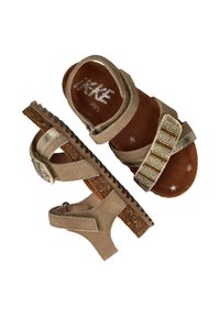 Bruine suède sandalen met metallic gouden accenten, verstelbare enkelband en een gepatternde voetbed met sterren; gestructureerde rubberen zool voor grip.