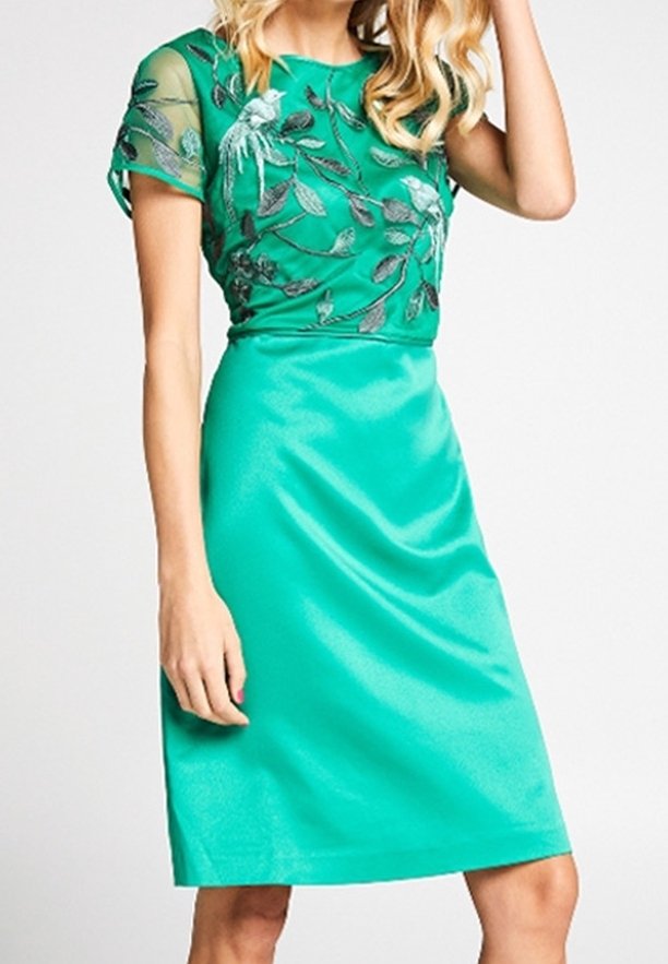 Zelené šaty s perlovým květinovým vzorem na průhledném těle, hladká saténová sukně a krátké rukávy. Rovný střih, délka ke kolenům.