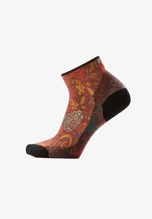 Skarpeta sięgająca do kostki z czarnym palcem i piętą, zdobiona wielokolorowym abstrakcyjnym wzorem kwiatowym w odcieniach pomarańczowego, żółtego i zielonkawoniebieskiego.