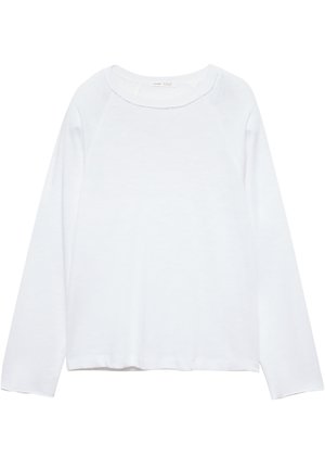 Hvid langærmet skjorte lavet af blødt stof, med rund halsudskæring og raglanærmer, der har en løs pasform og minimal detaljering.