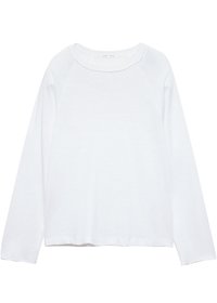 Camicia bianca a maniche lunghe realizzata in tessuto morbido, con scollo tondo e maniche raglan, vestibilità ampia e dettagli minimi.