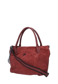 Borsa a tracolla in camoscio rosso con doppia maniglia superiore e tracolla removibile. Presenta una base testurizzata e un logo decorativo sulla parte anteriore.