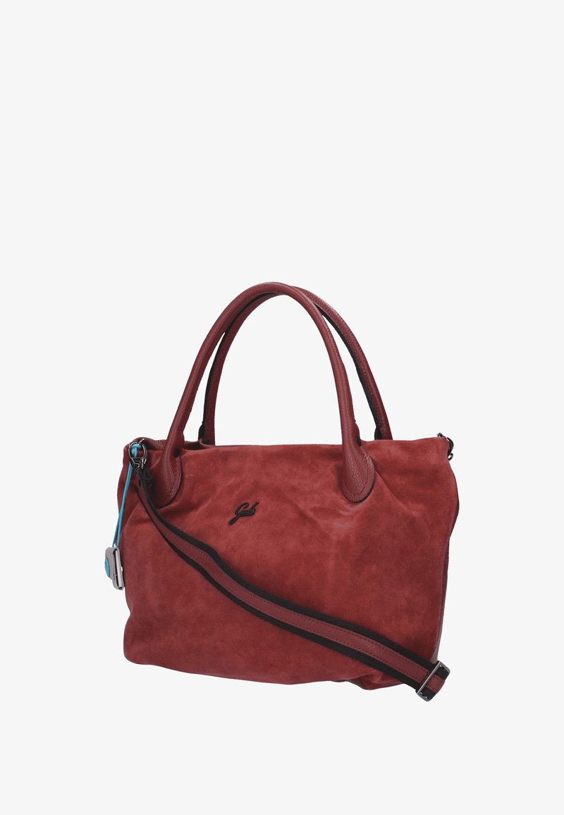 Borsa a tracolla in camoscio rosso con doppia maniglia superiore e tracolla removibile. Presenta una base testurizzata e un logo decorativo sulla parte anteriore.