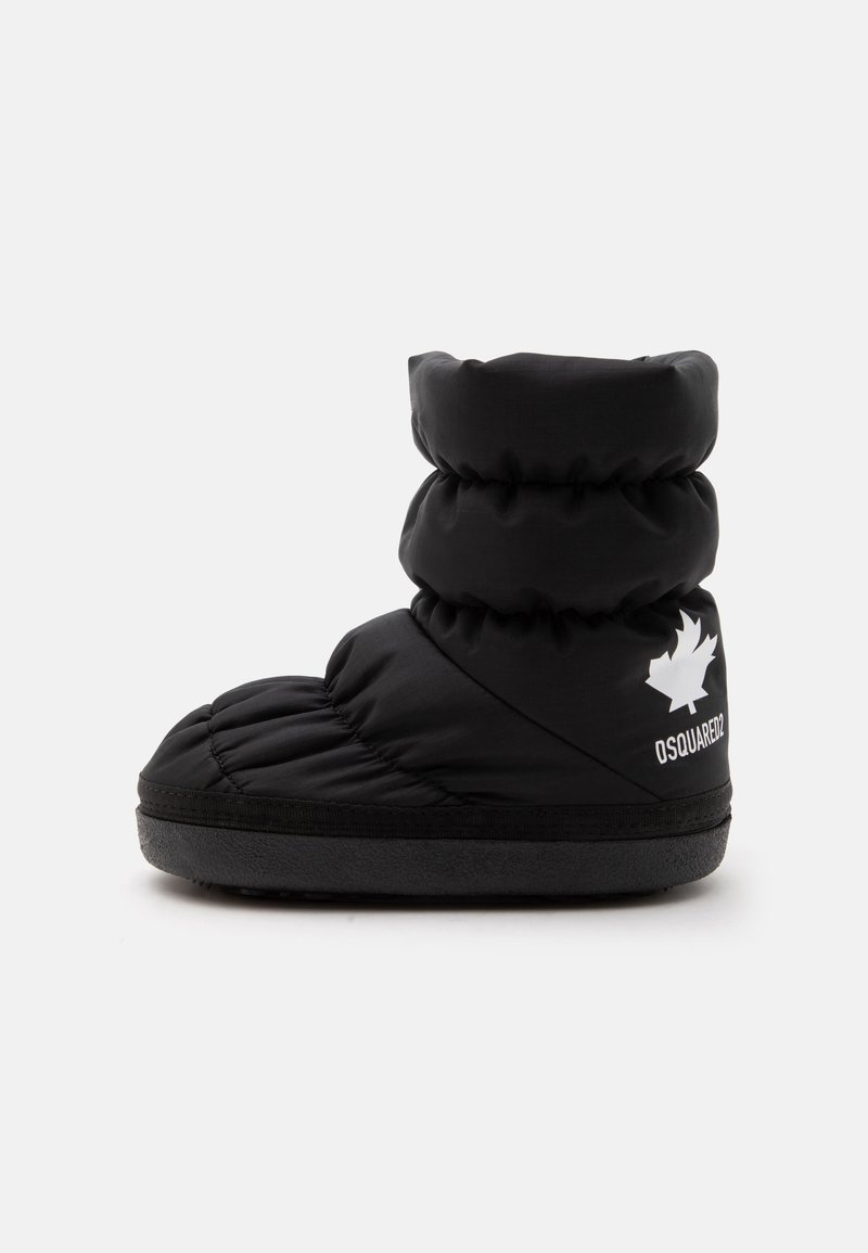 Botte d'hiver matelassée noire avec semelle épaisse, logo feuille d'érable blanche et texte "DSQUARED2" sur le côté.