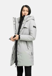 Lys grå isoleret lang frakke med hætte, trykknapper og lynlåslommer. Glat tekstur, letvægtsdesign og justerbare funktioner.