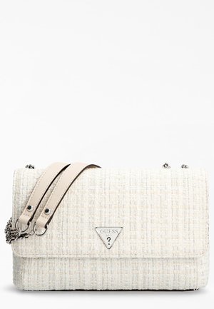 Sac à main Guess blanc texturé avec triangle argenté du logo, double bandoulière crème et détail chaîne argentée sur fond blanc uni.