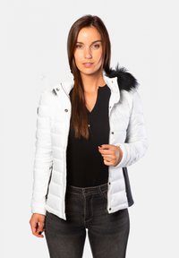 Blouson en duvet blanc avec une capuche amovible en fausse fourrure noire, fermeture éclair à l'avant et poignets côtelés ; porté sur un haut noir et un jean sombre.