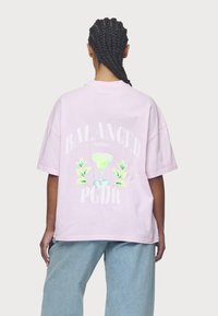 Pegador LUCIA HEAVY OVERSIZED TEE - Trükipildiga T-särk - washed bubblegum