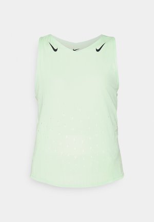 Lichtgroene sportieve tanktop van ademend materiaal, met een ronde halslijn, mouwloos ontwerp en geperforeerde patronen voor ventilatie.