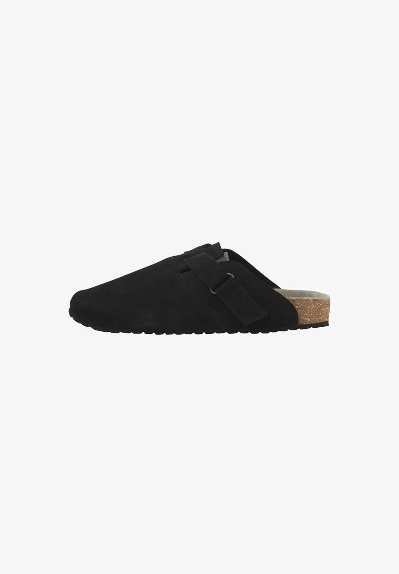 Schwarze Wildleder-Schlüpfschuhe mit Korksohle, ausgestattet mit einem schmalen Ausschnitt und einem Riemendetail im oberen Bereich, glatter Textur und runder Zehenpartie.
