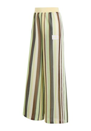Pantalon en maille à jambes larges avec des rayures verticales vertes, marron, crème et grises, avec une ceinture beige et un petit patch logo sur le côté.