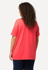 Ulla Popken A-LINIE HALBARM - Triko s potiskem - dark coral
