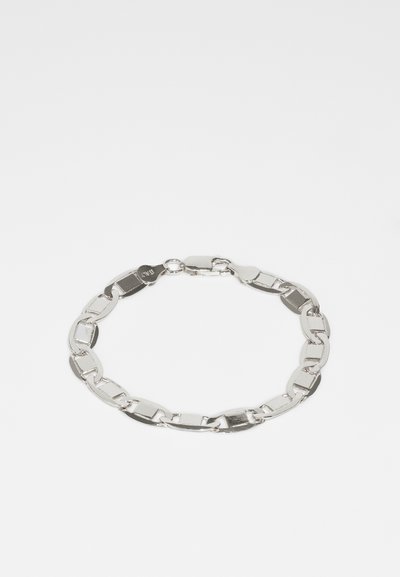 Sølv metalarmbånd med flade, aflangede led og en sikker lukning, med en glat, poleret finish.