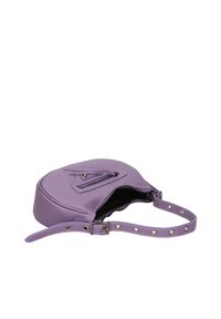 Borsa a tracolla in pelle viola di forma rotonda, con chiusura a zip e una tracolla con borchie. Texture liscia con un dettaglio decorativo in rilievo sulla parte anteriore.