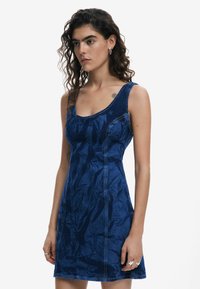 Rochie din denim de culoare bleumarin, cu o textur�ă crăpată, design fără mâneci, decolteu generos și detalii subtile cu cusături.