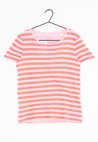 Camiseta a rayas que presenta rayas alternas en tonos rosa y coral, con mangas cortas y un cuello redondo. Hecha de material de algodón ligero.