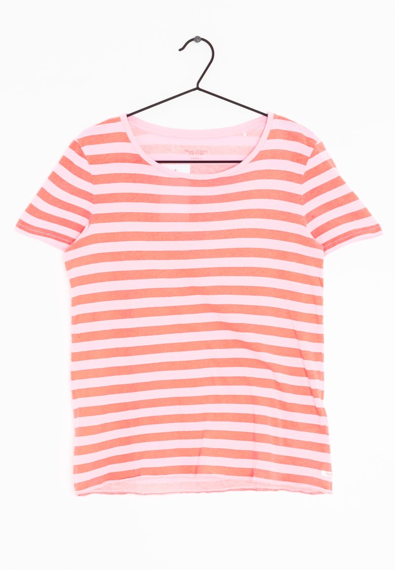 Camiseta a rayas que presenta rayas alternas en tonos rosa y coral, con mangas cortas y un cuello redondo. Hecha de material de algodón ligero.