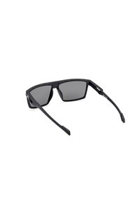Černé sluneční brýle s obdélníkovými čočkami a matným povrchem. Mají šikmé nožičky a texturované detaily na okrajích pro lepší úchop.