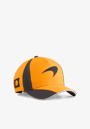 Hell orangefarbenes und graues Sportcap mit schwarzem gebogenem Logo vorne und Mastercard-Logo-Patch an der Seite, gebogener Schirm mit weißem Rand.