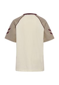 Lichtbeige T-shirt met korte mouwen, contrasterende taupe mouwen en bordeauxrode accenten op de schoudernaden en mouwen, zonder zichtbare logo's of patronen.