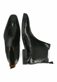 Botas de cuero negro hasta el tobillo con textura de piel de cocodrilo y paneles laterales elásticos. Presentan un tacón bajo y detalles decorativos de brogue.