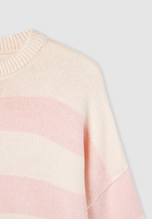 Sweter w paski w kolorze kremowym i jasnoróżowym z teksturowanym splotem, okrągłym dekoltem i opadającymi ramionami, prezentujący na przemian szerokie i wąskie paski.