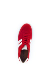 Rote Wildledersneaker mit weißen Gummistreifen und Schnürsenkeln. Abgerundete Zehenpartie und weiche Textur. Innen mit „Gabor“-Label gekennzeichnet.