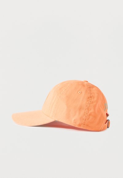 Ανοιχτό πορτοκαλί καπέλο του μπέιζμπολ με καμπυλωτή γείσο και ρυθμιζόμενο λουράκι, εμφανιζόμενο από την αριστερή πλευρά σε απλό λευκό φόντο.