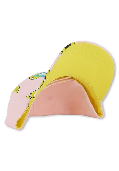 Cappellino con corpo in tessuto rosa e visiera gialla, caratterizzato da un motivo a banana. Texture liscia, con chiusura regolabile a scatto sul retro.