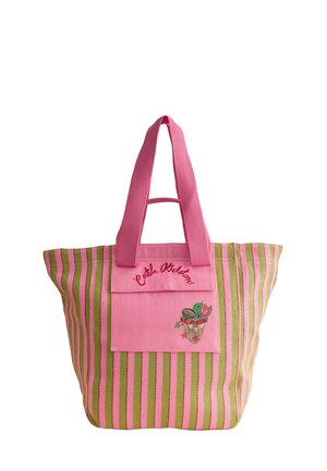 Raidallinen vaaleanpunainen ja vihreä olkalaukku, jossa vaaleanpunaiset kahvat ja etutasku, jossa on kirjailtu teksti "Cath Kidston" ja hedelmäkorin kuva.