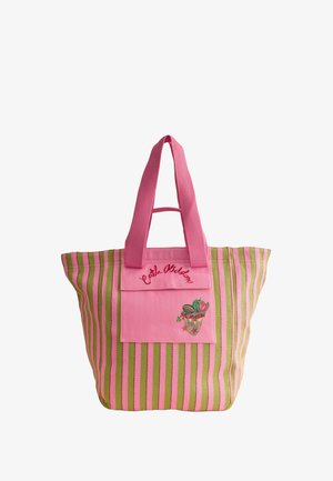 Raidallinen vaaleanpunainen ja vihreä olkalaukku, jossa vaaleanpunaiset kahvat ja etutasku, jossa on kirjailtu teksti "Cath Kidston" ja hedelmäkorin kuva.