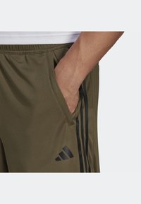 adidas Performance Urheilushortsit - olive