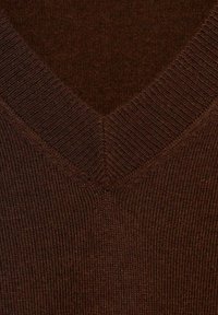 Brauner Strickpullover mit V-Ausschnitt und geripptem Struktur, der ein glattes Finish und gleichmäßige Nähte im gesamten Stoff hervorhebt.