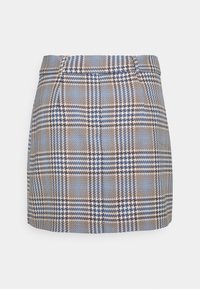Sukně s vysokým pasem, mini délky, s modro-hnědým a bílým kostkovaným vzorem a přiléhavým pasem, vystavená na bílém pozadí.