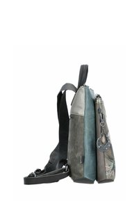 Vista lateral de un bolso texturizado en tonos múltiples, en cuero de color verde oscuro y gris, con acentos plateados, cremalleras y un charm decorativo.