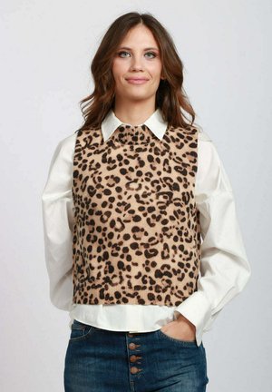 Top senza maniche a maglia con stampa leopardata in tonalità marrone e nera, abbinato a una camicia bianca con colletto. Il top presenta un collo a coste e un orlo elastico.