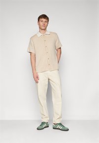 Les Deux EASTON - Camicia - camel/ivory