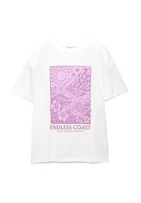 Hvid T-shirt med et lilla grafik, der viser sol, bølger, palmer, blomster og en havskildpadde, med teksten "Uendelig Kyst" og "Hvor havet føles som hjemme."