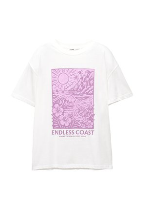 Weißes T-Shirt mit einer lila Grafik, die Sonne, Wellen, Palmen, Blumen und eine Meeresschildkröte zeigt, mit dem Schriftzug "Endless Coast" und "Wo das Meer sich wie zu Hause anfühlt."