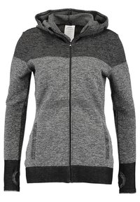 Hættetrøje med lynlås foran, lavet af gråt og sort struktureret stof, med hætte, sidelommer og ærmekanter med tommelfingerhul.