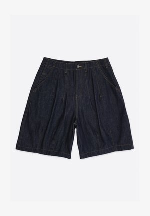 Donkerblauwe denim shorts met zijzakken, lussen voor een riem en een knoopsluiting aan de voorkant, plat neergelegd op een lichte achtergrond.