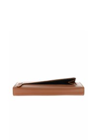 Portefeuille en cuir marron partiellement ouvert, montrant l'intérieur noir et la fermeture éclair avec languette.