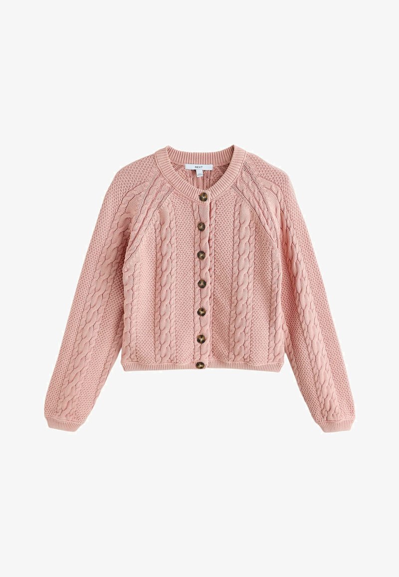 Cardigan rose en tricot avec motifs torsadés, col rond, manches longues et sept boutons foncés sur le devant.