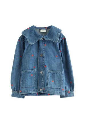 Denimjakke med stor rundet krave, trykknaplukning foran, to forlommer, lange ærmer og små røde hjerteprint spredt rundt.