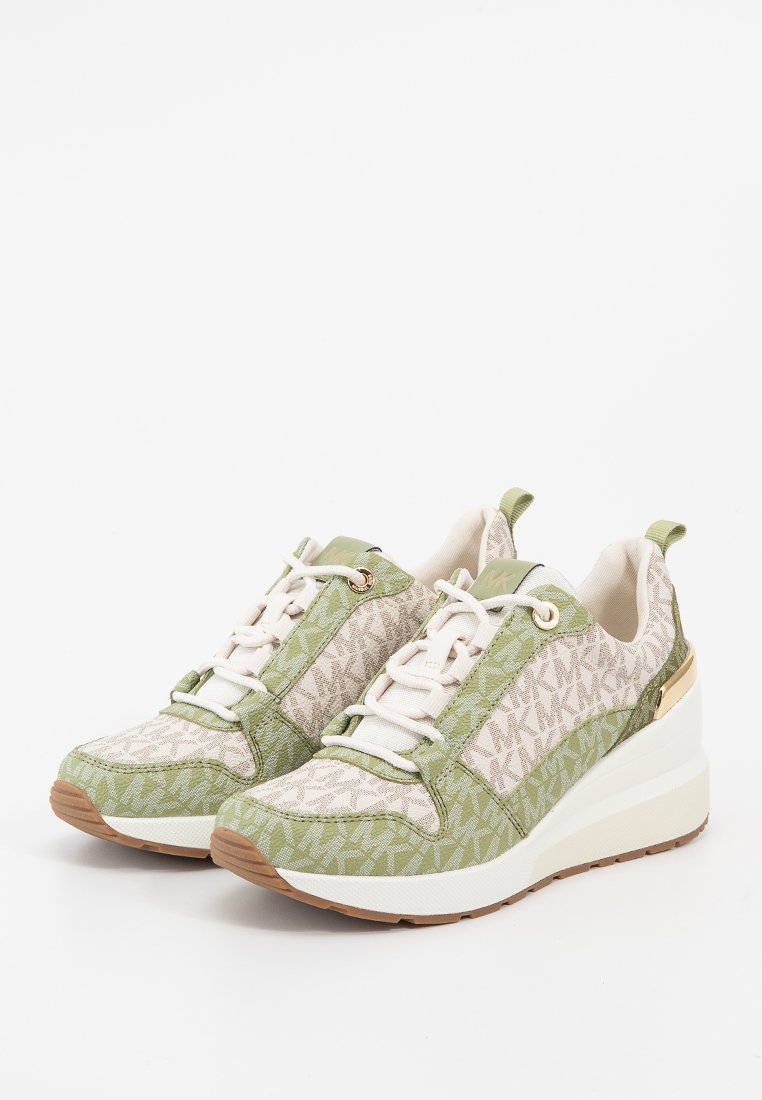 Sneaker verde e beige con tomaia texturizzata, caratterizzata da un motivo geometrico, dettagli in hardware dorato e una suola a zeppa bianca.
