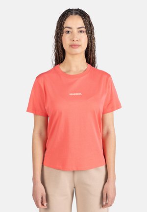 Camiseta de color coral hecha de algodón, con cuello redondo, mangas cortas y texto del logo blanco centrado. Textura suave, ajuste relajado.