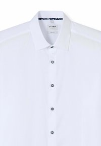 Chemise blanche pour homme, coupe slim, avec des boutons foncés contrastants et un col classique, étiquetée Olymp Level 5.