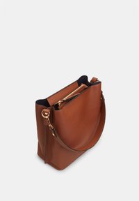 Borsa a tracolla in pelle marrone con superficie testurizzata, dotata di una sola tracolla e tasca interna con zip.