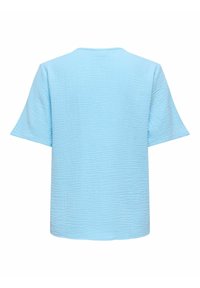 Top azzurro chiaro a maniche corte con vestibilità rilassata, tessuto testurizzato e scollatura rotonda. L'orlo è dritto senza ulteriori dettagli.